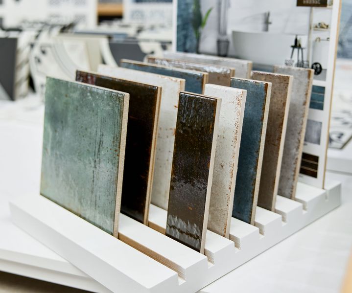 Fliesenmosaik in quadratischer Form gezeigt im Musterständer in der Fliesenausstellung