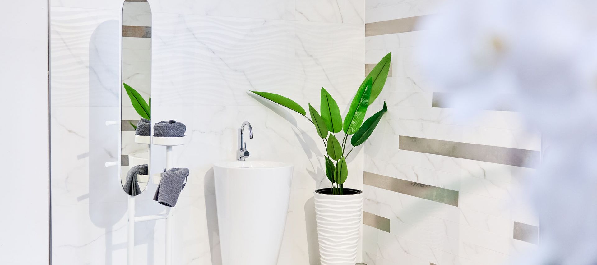 Musterkoje für weiße Fliesen an der wand und graue fliesen auf dem Boden in der Fliesenausstellung in Hagen im bremischen