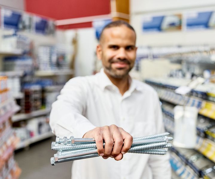 Stockschrauben in der Hand vom Verkäufer bereit zum Verkauf