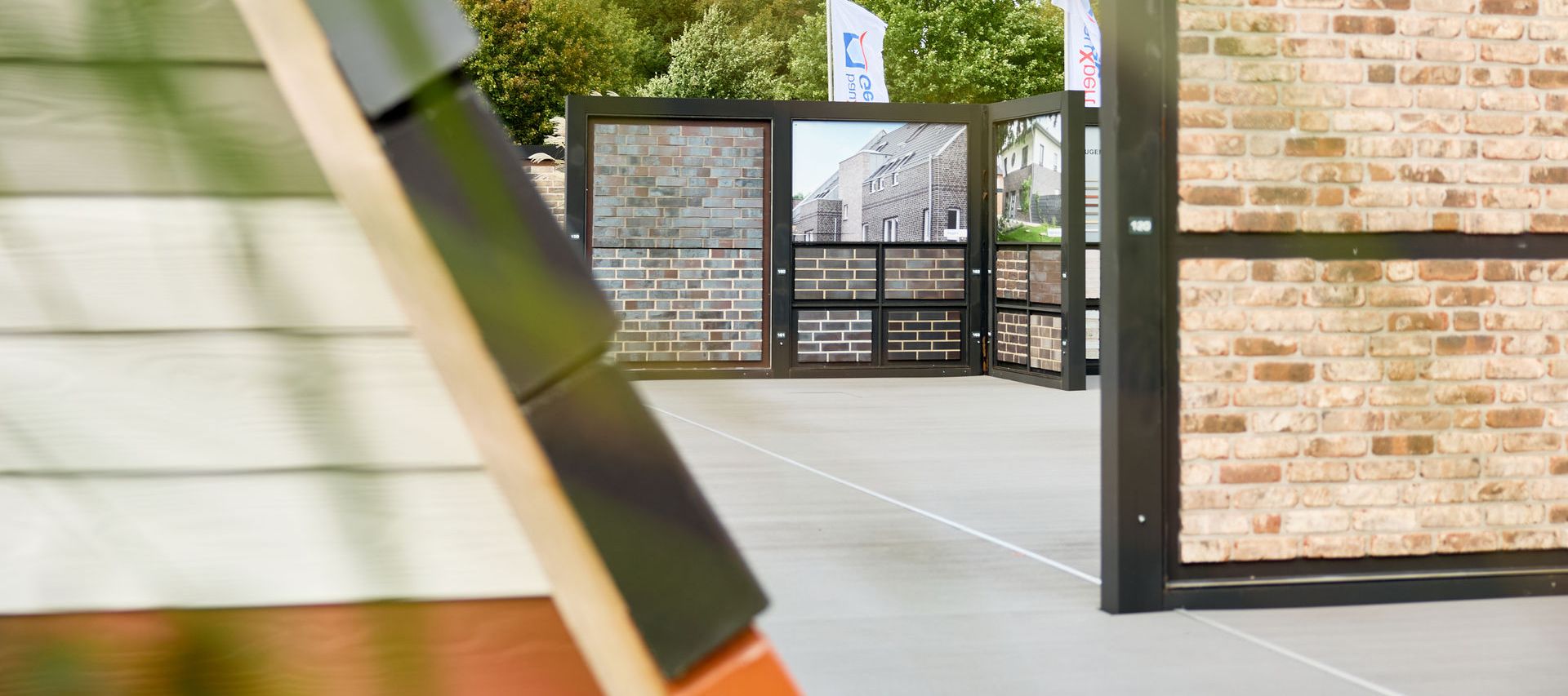 Außenausstellung mit Dachziegeln und Verblendsteinen in verschiedenen Farben und Oberflächen