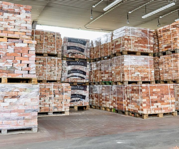 Ziegelsteine aus dem Rückbau stehen in der Lagerhalle bereit zum Verkauf