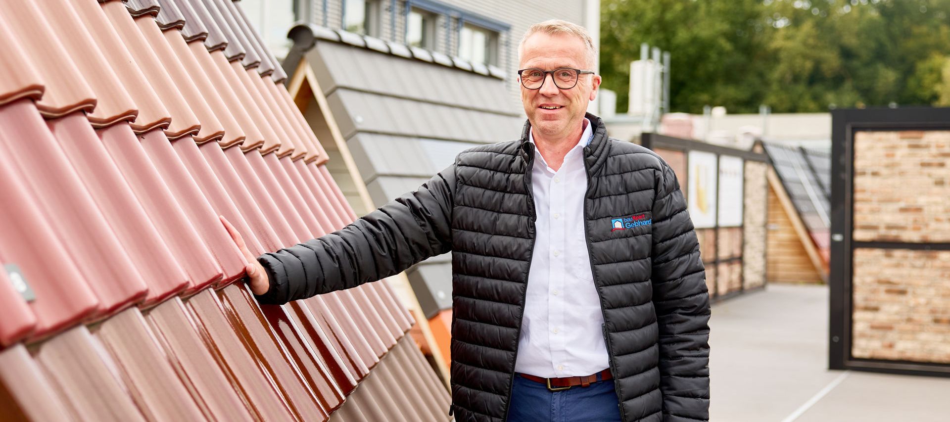 Fachberatung in der Dachziegelausstellung bei bauXpert Gebhard