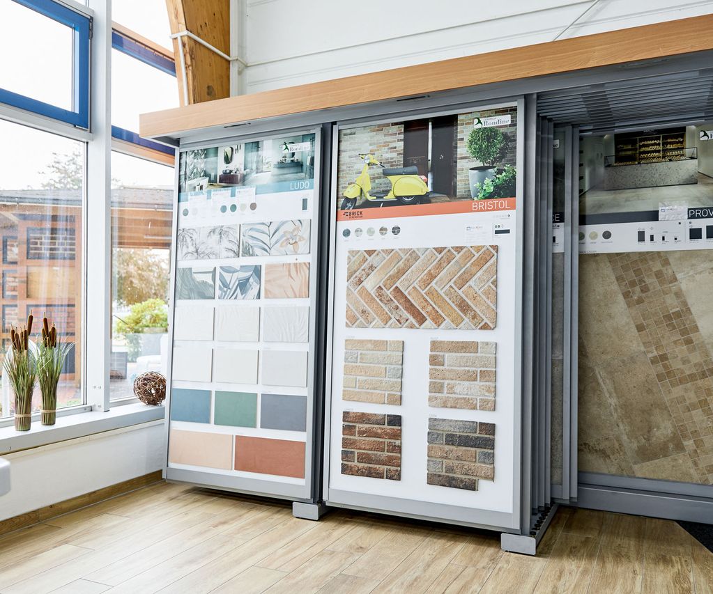 Fliesenmusterständer der Fliesenausstellung in Zeven fbereit zum Fliesen verkauf