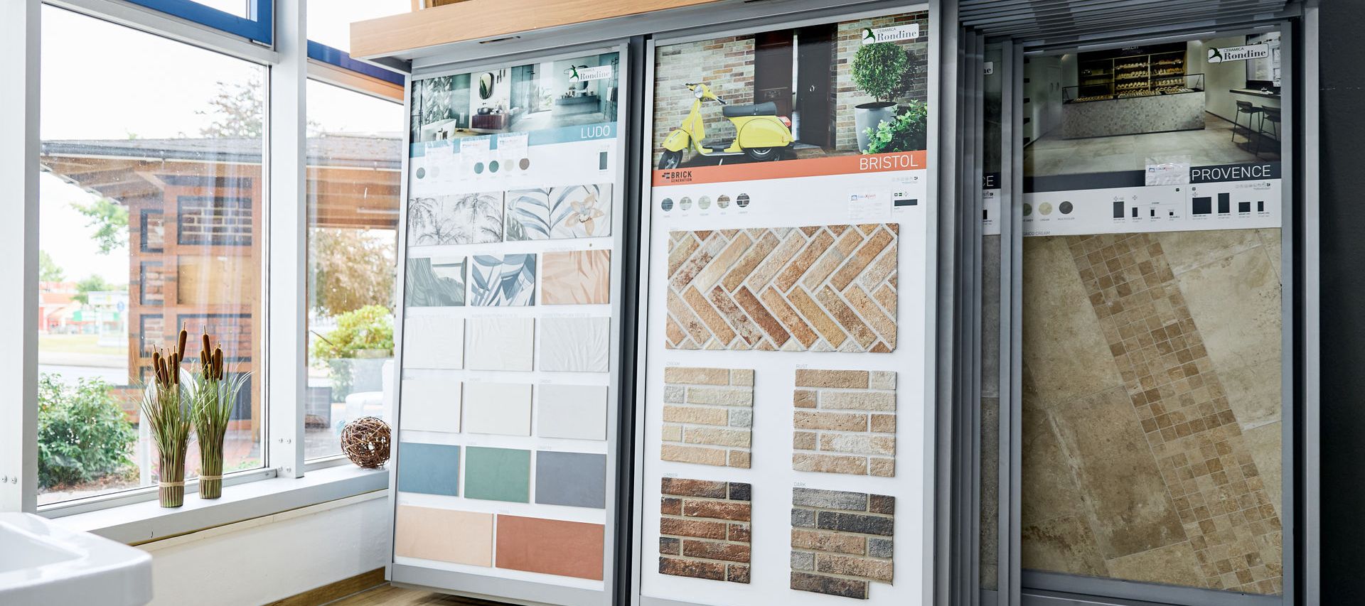 Fliesenmusterständer der Fliesenausstellung in Zeven fbereit zum Fliesen verkauf