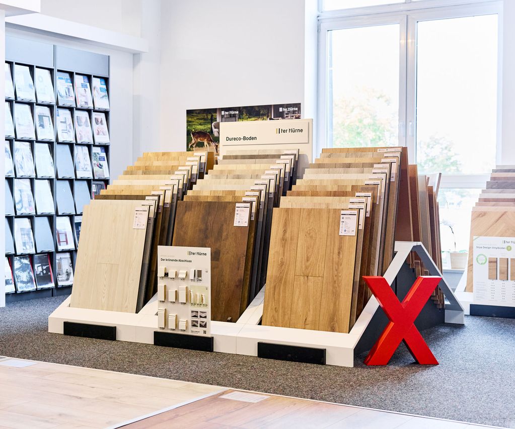 Einblick in die Ausstellung für Vinyl-Bodenbeläge von bauXpert Gebhard in Zeven