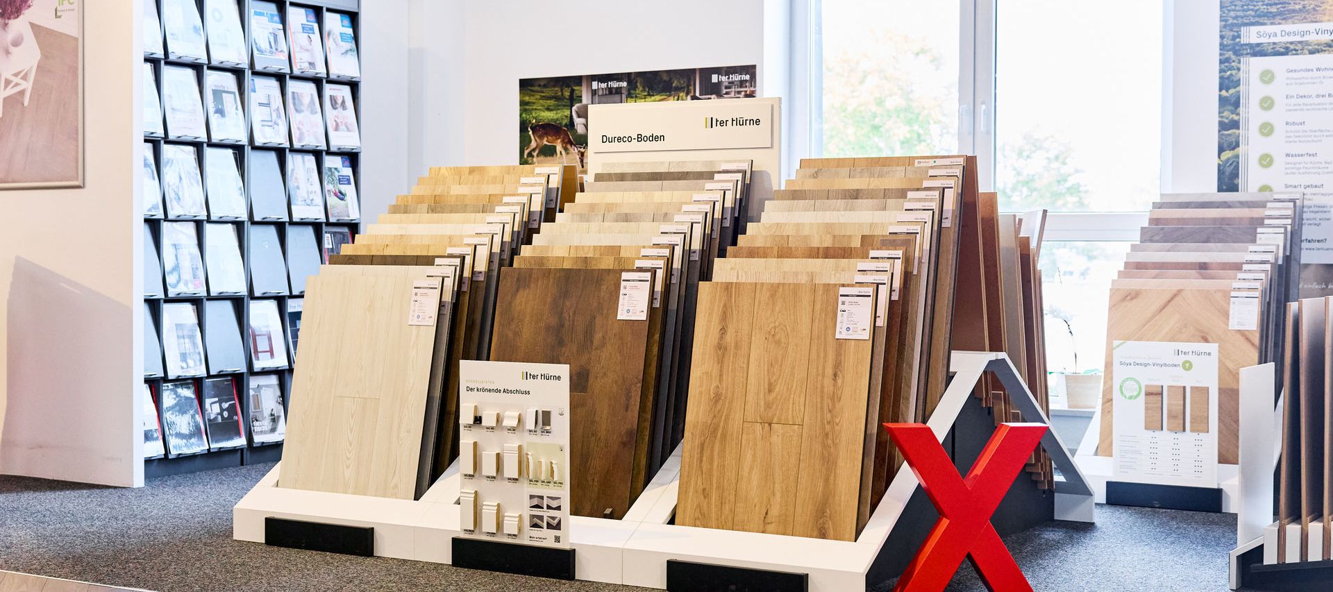 Einblick in die Ausstellung für Vinyl-Bodenbeläge von bauXpert Gebhard in Zeven