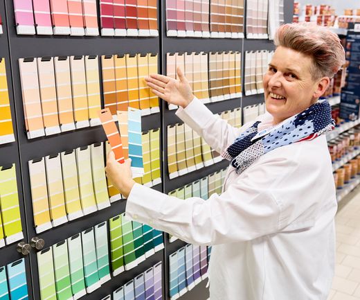 Farbberatung von Baumarktmitarbeiterin für Wandfarben