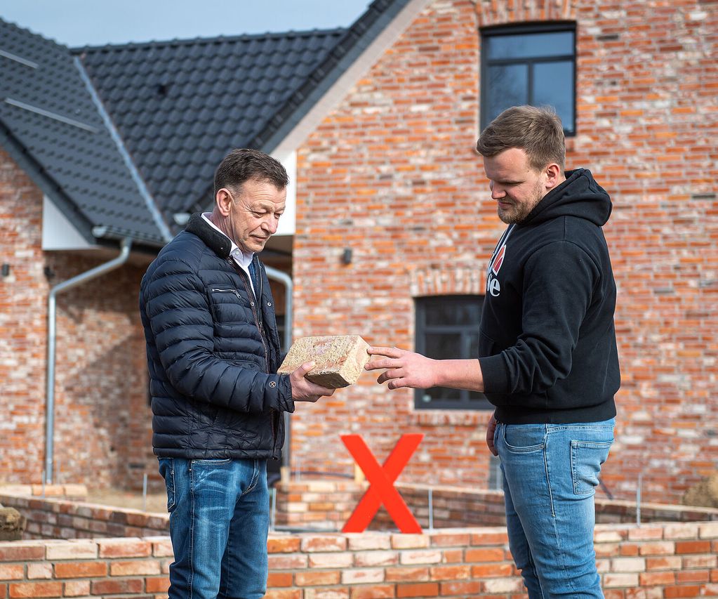 Beratung durch Mitarbeiter für Ziegelsteine aus dem Rückbau für den Neubau