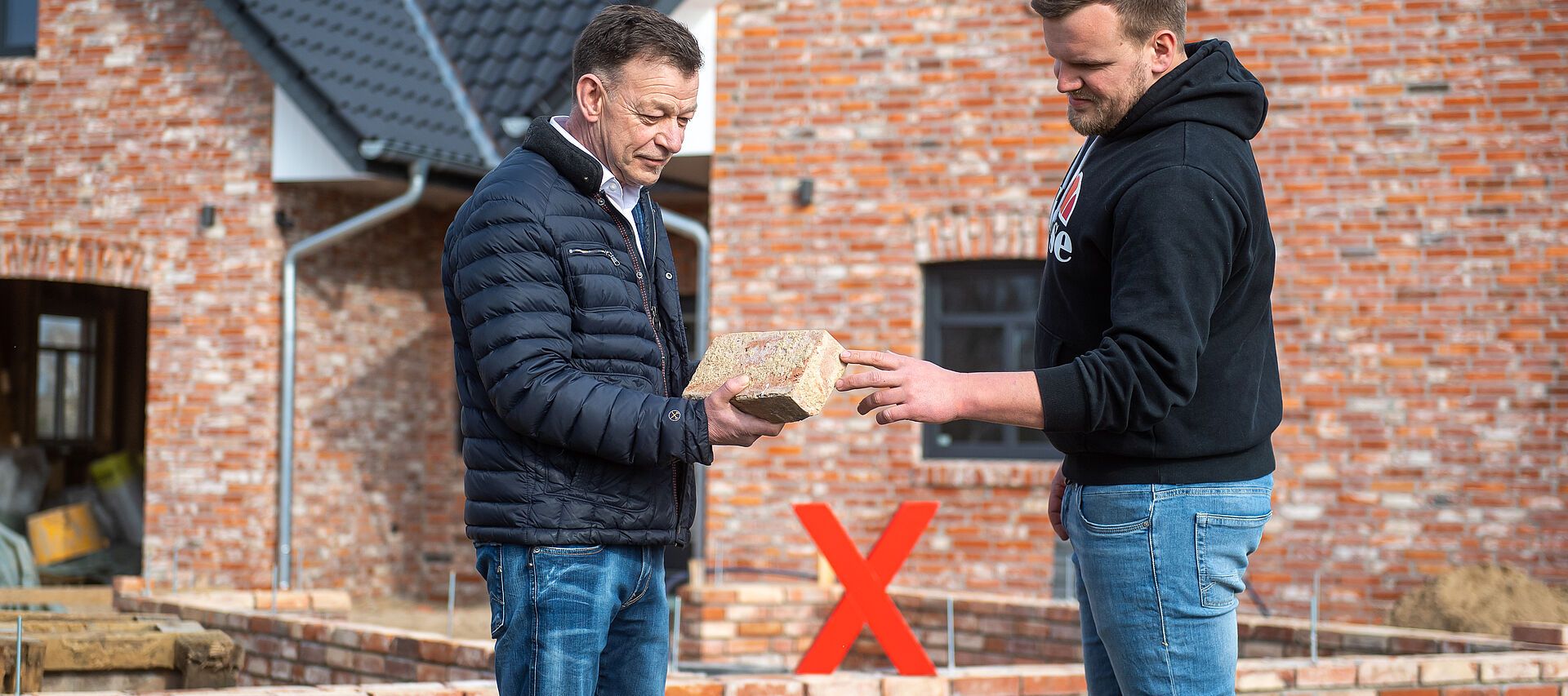 Beratung durch Mitarbeiter für Ziegelsteine aus dem Rückbau für den Neubau