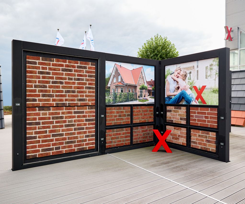 rot-blau-bunte ziegelsteine werden in der Klinkerausstellung in Zeven auf Musterwänden gezeigt.