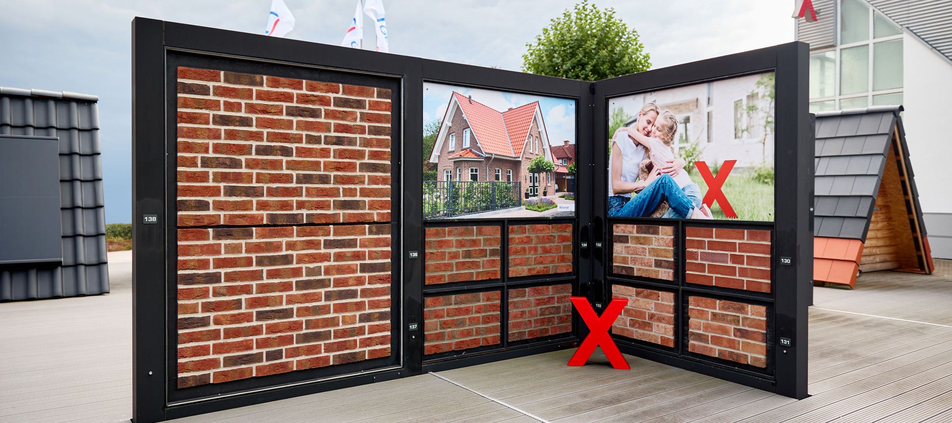 rot-blau-bunte ziegelsteine werden in der Klinkerausstellung in Zeven auf Musterwänden gezeigt.