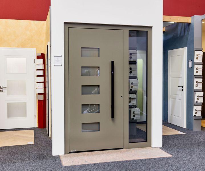 Haustür in der Ausstellung von bauXpert Gebhard
