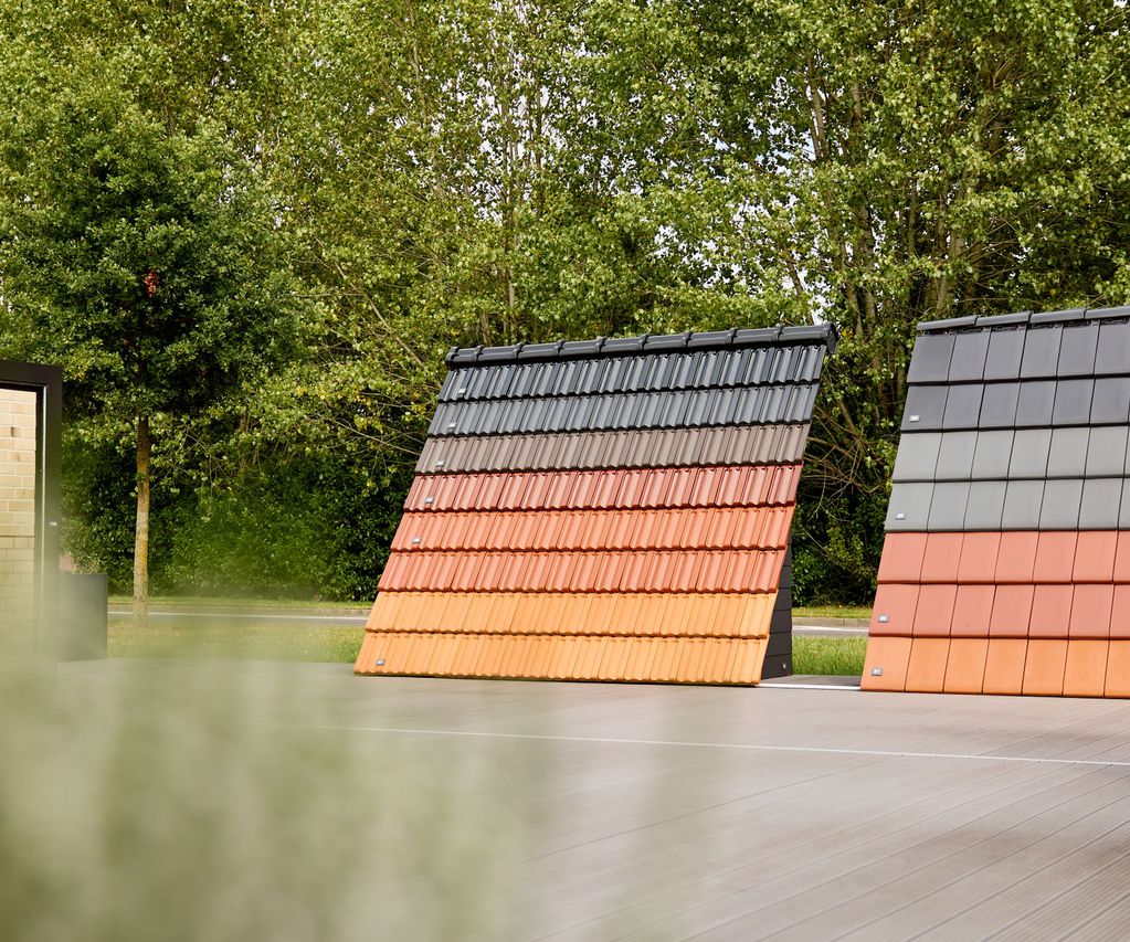 Einblick in Dachziegelausstellung in Zeven. Dachziegel in verschiedenen Farbtönen von ziegelrot bis anthrazit werden gezeigt.