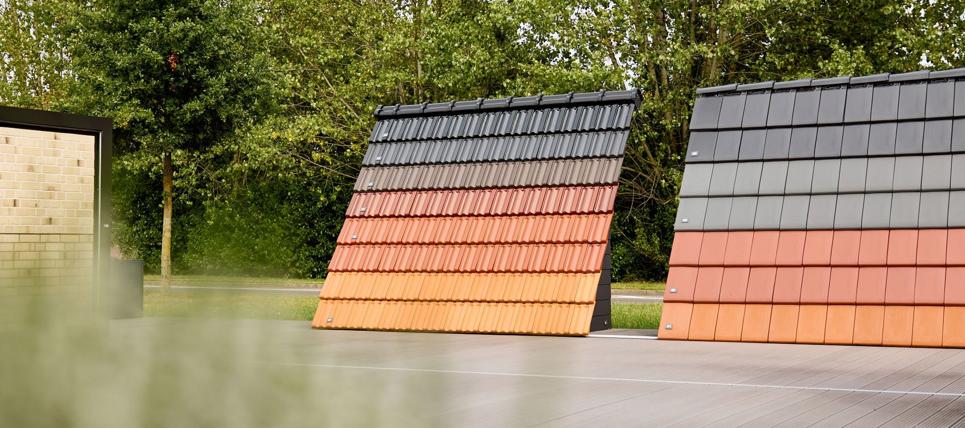 Einblick in Dachziegelausstellung in Zeven. Dachziegel in verschiedenen Farbtönen von ziegelrot bis anthrazit werden gezeigt.