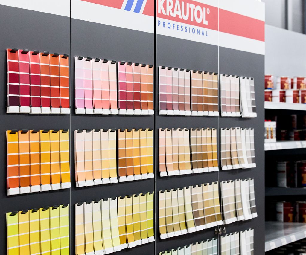 Farbauswahl mit vielen bunten Farbkarten an der Wand für den Farbmischservice in Hagen im Bremischen