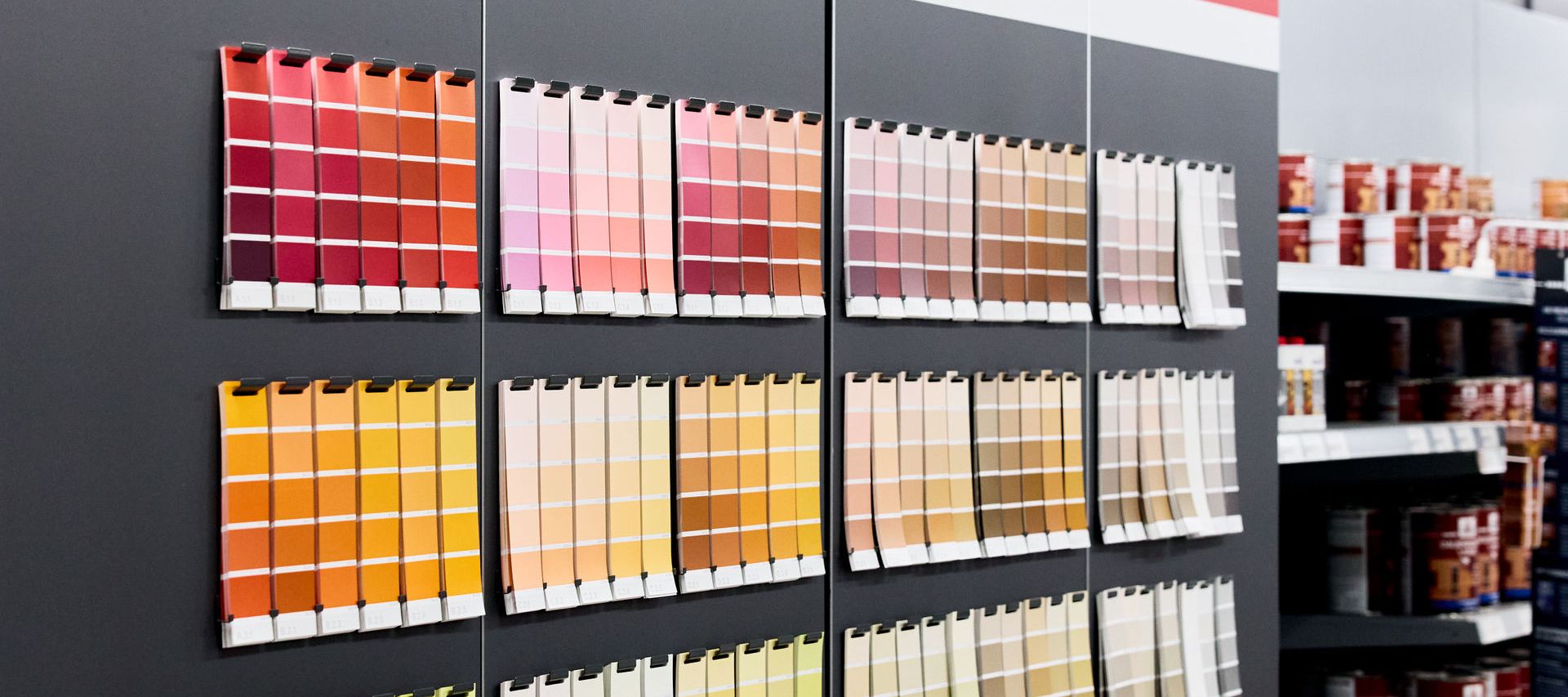 Farbauswahl mit vielen bunten Farbkarten an der Wand für den Farbmischservice in Hagen im Bremischen