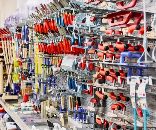 Werkzeuge im Baumarkt von bauxpert Gebhard hängen im Regal bereit zum Verkauf