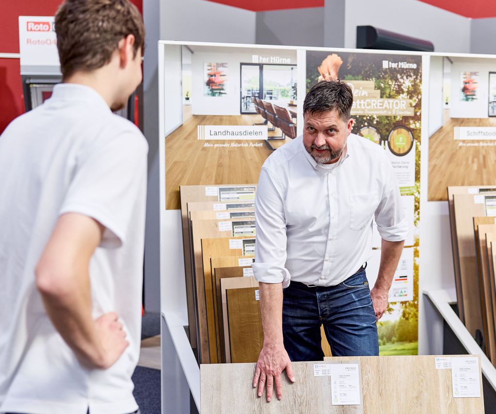 Parkettberatung mit Mustertafeln vom Fachberater in einer Parkettausstellung