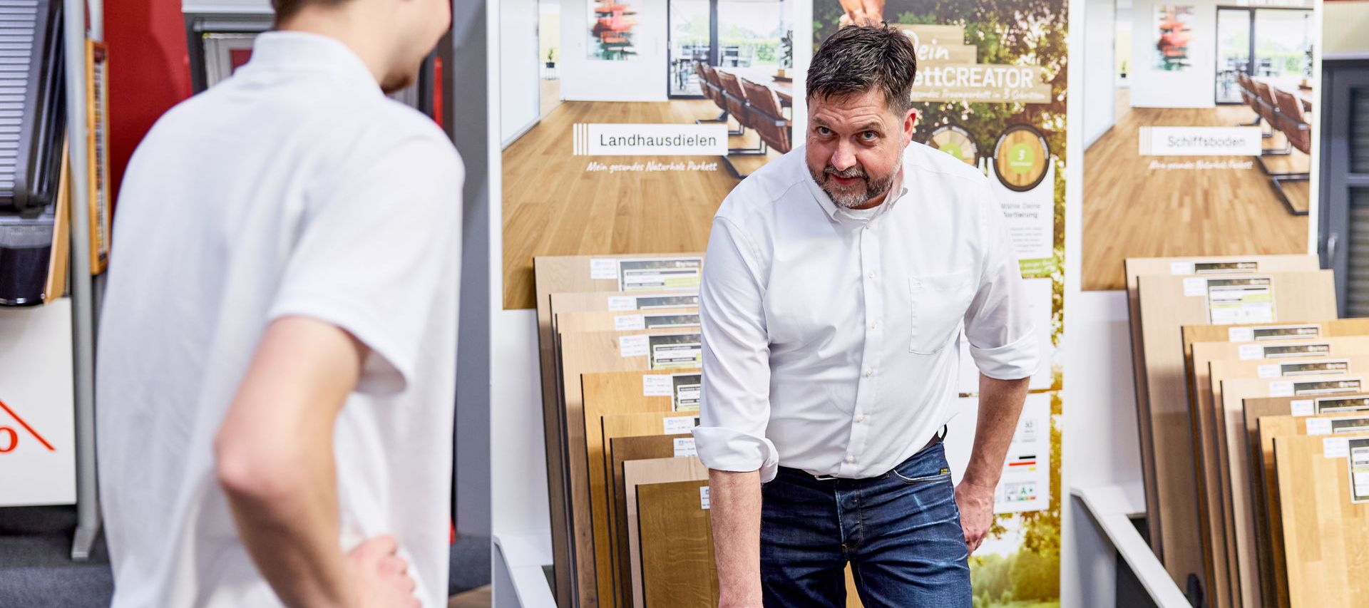 Parkettberatung mit Mustertafeln vom Fachberater in einer Parkettausstellung