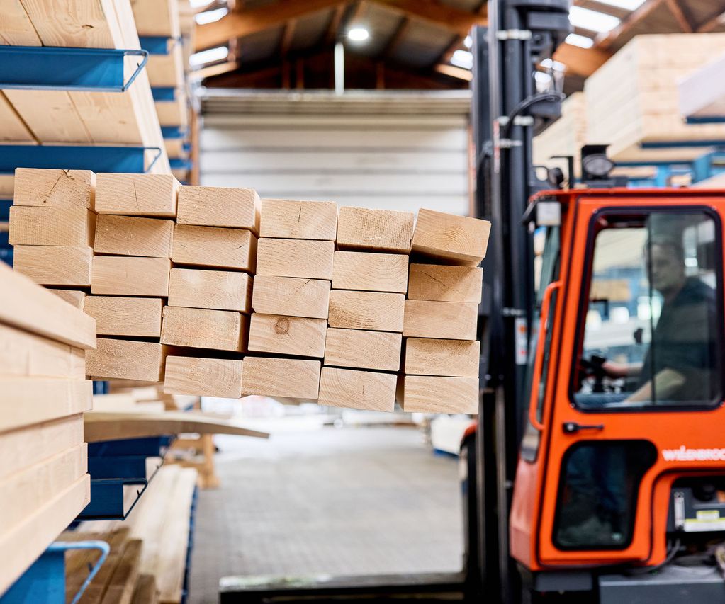 Gabelstapler bewegt Konstruktionsvollholz KVH in einem Baustofflager