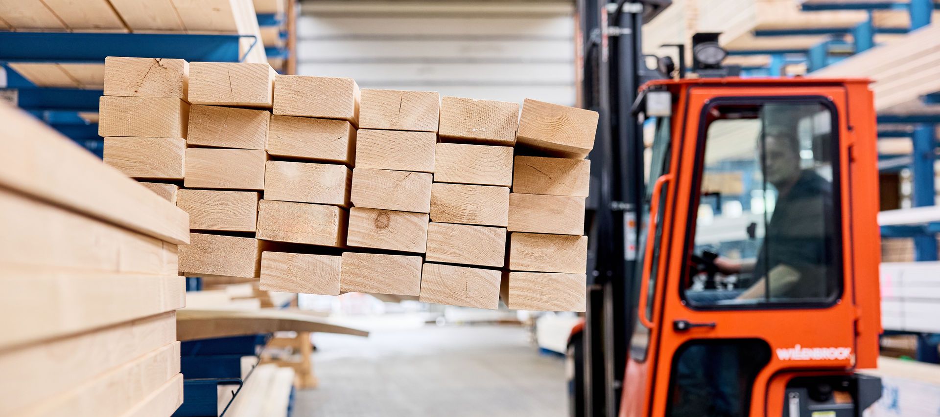 Gabelstapler bewegt Konstruktionsvollholz KVH in einem Baustofflager