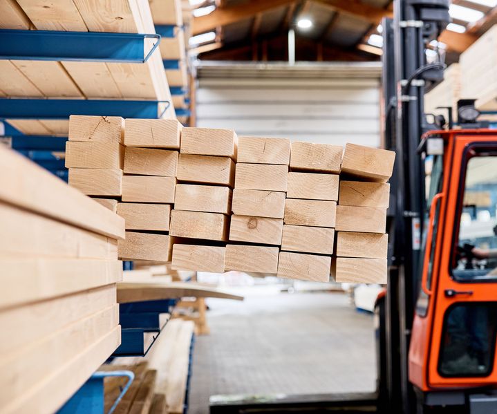 KVH Konstruktionsvollholz im Baustoffhandel mit Stapler