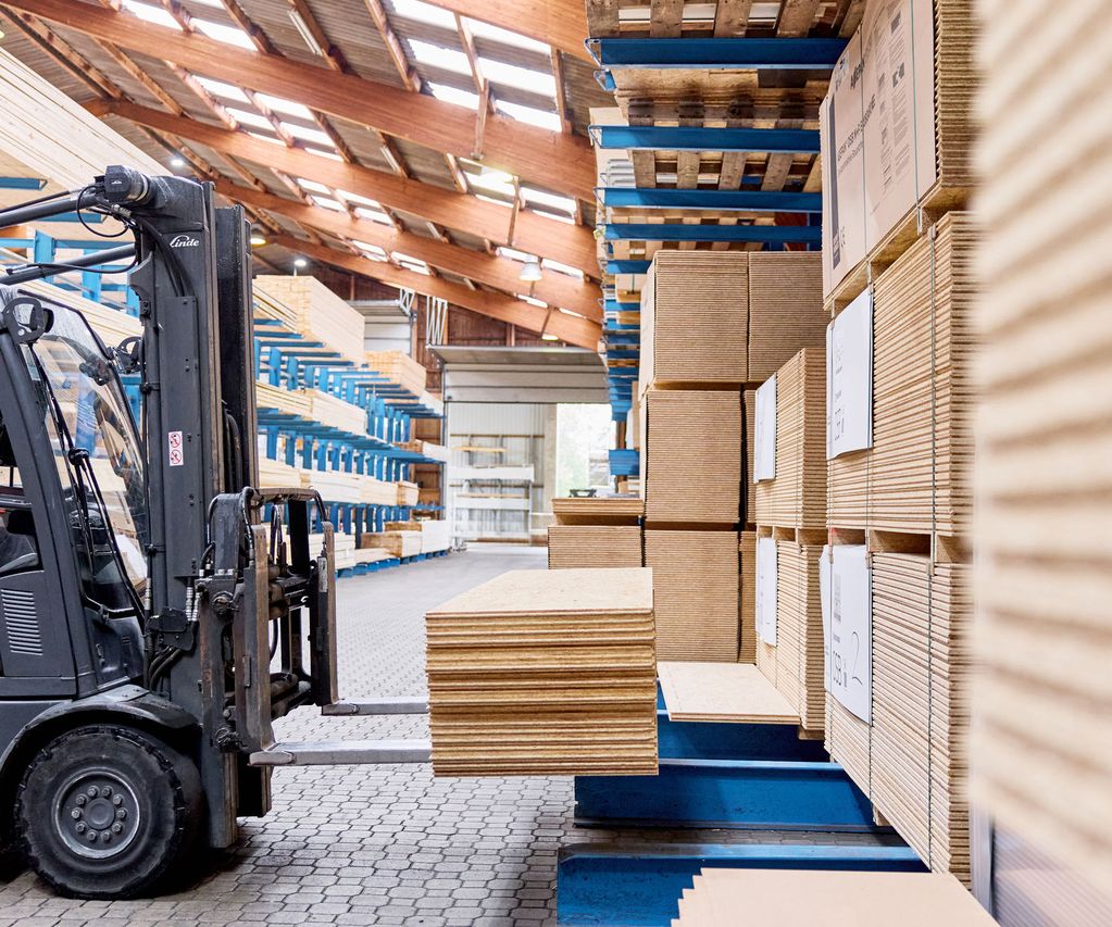 Lager in Zeven mit OSB-Holzplatten bereit zum Verkauf