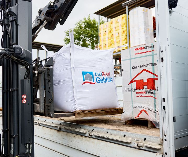 Kalksandsteine werden mit einem Stapler auf den LKW von bauXpert Gebhard geladen