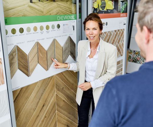 Fliesenberatung durch Anna Kies bei bauXpert Gebhard in der Fliesenausstellung