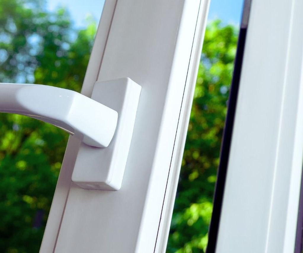 weißes Fenster halb geöffnet