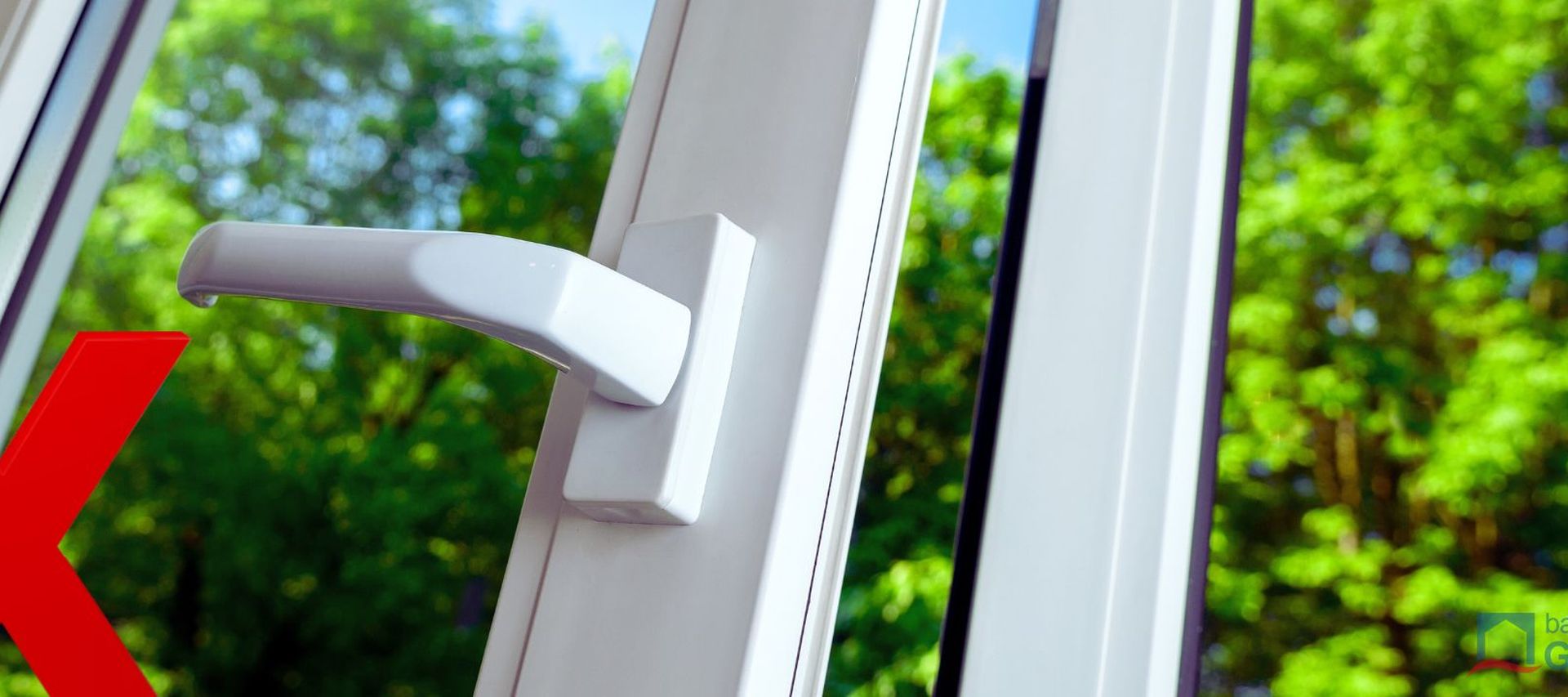 weißes Fenster halb geöffnet