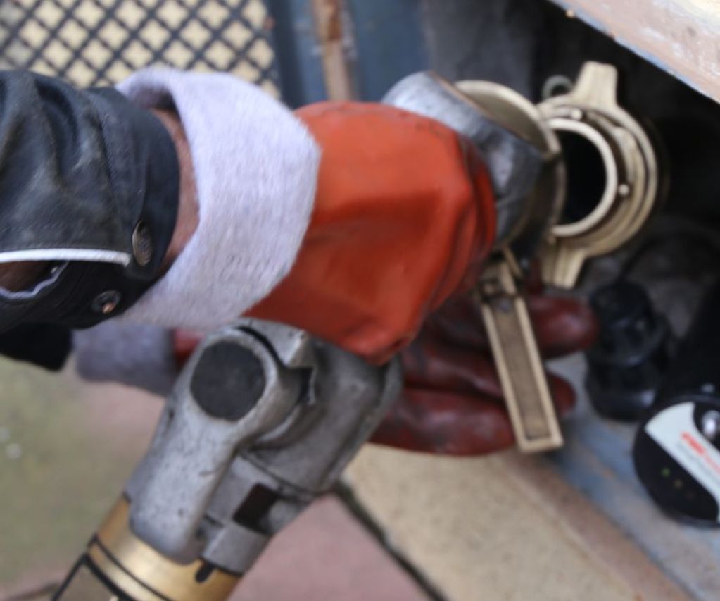 Heizölwagenfahrer liefert bestelltes Heizöl von bauXpert Gebhard aus Zeven für Kunden in der Nähe