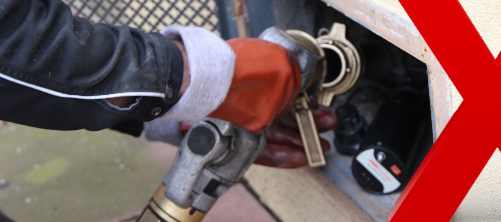 Heizölwagenfahrer liefert bestelltes Heizöl von bauXpert Gebhard aus Zeven für Kunden in der Nähe