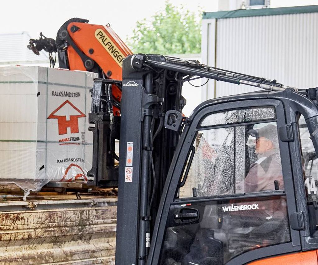 Kalksandstein vVerladung von Stapler auf LKW