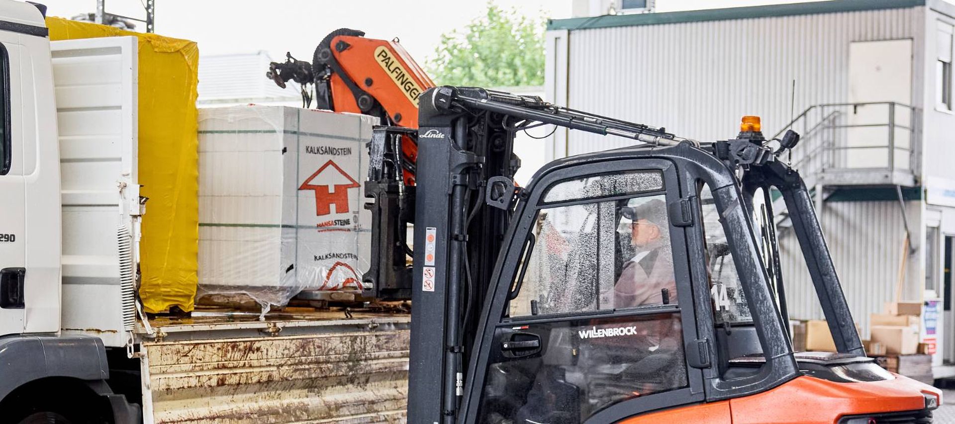 Kalksandstein vVerladung von Stapler auf LKW