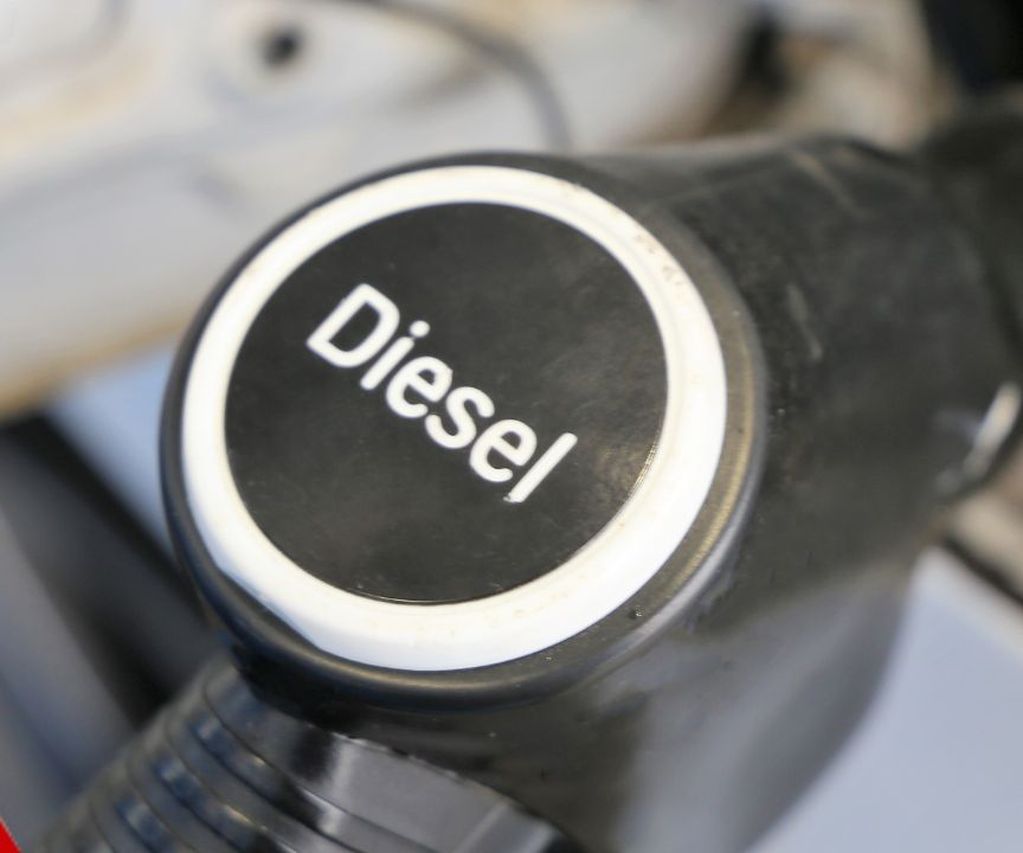 gekaufter Diesel von bauXpert Gebhard aus Zeven wir in ein Fahrzeug getankt