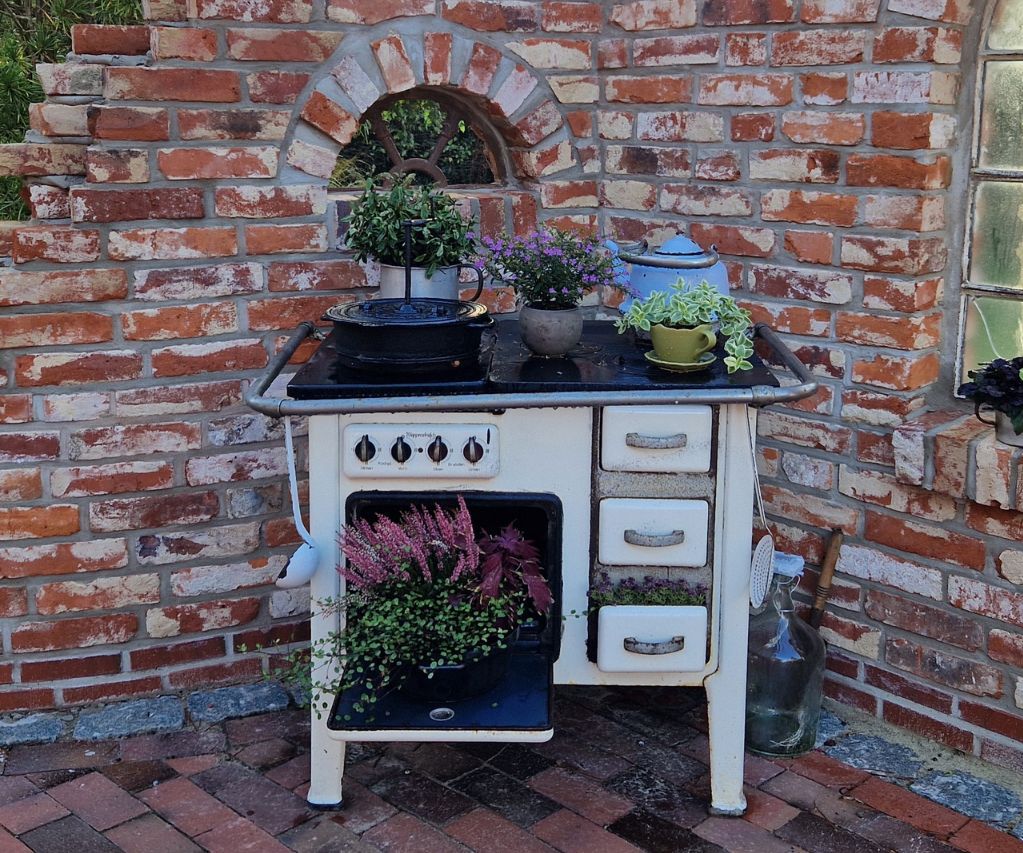 Ruinenmauer aus alten Ziegelsteinen