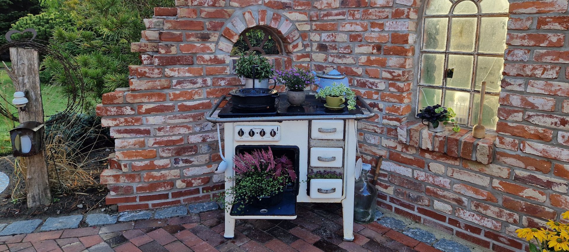 Ruinenmauer aus alten Ziegelsteinen