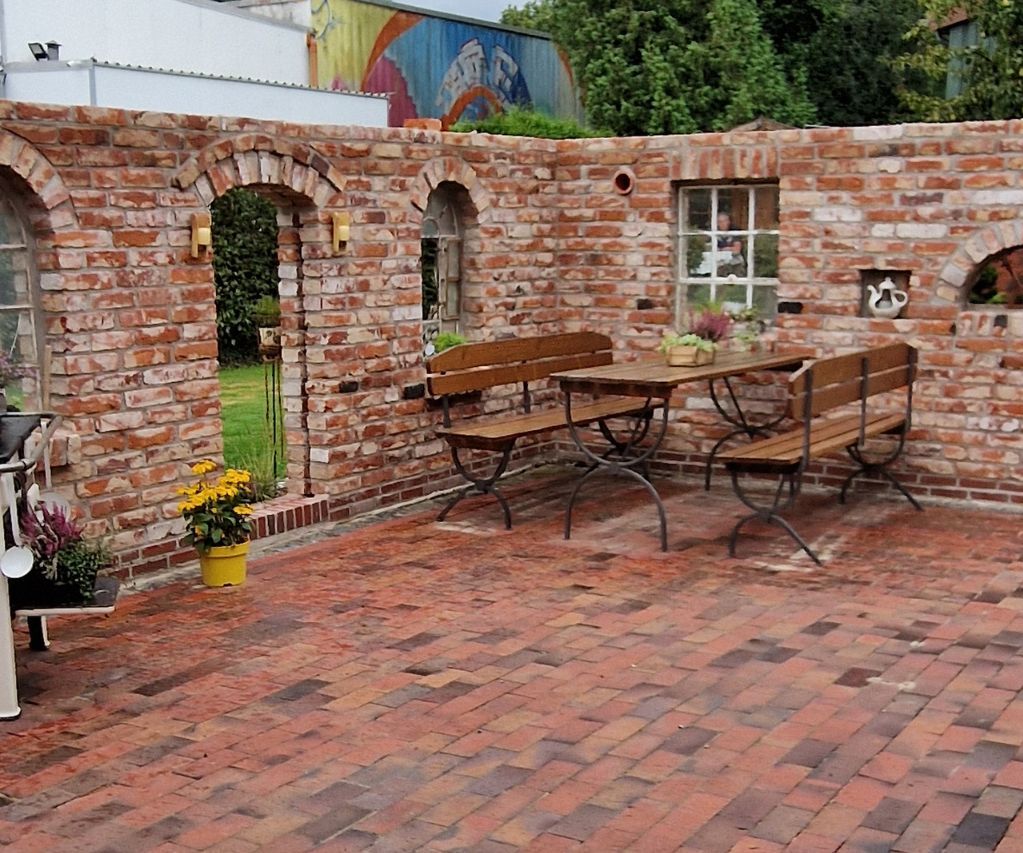 Ruinenmauer als Sichtschutz und windschutz an der Terrasse aus alten Ziegelsteinen aus dem Rückbau