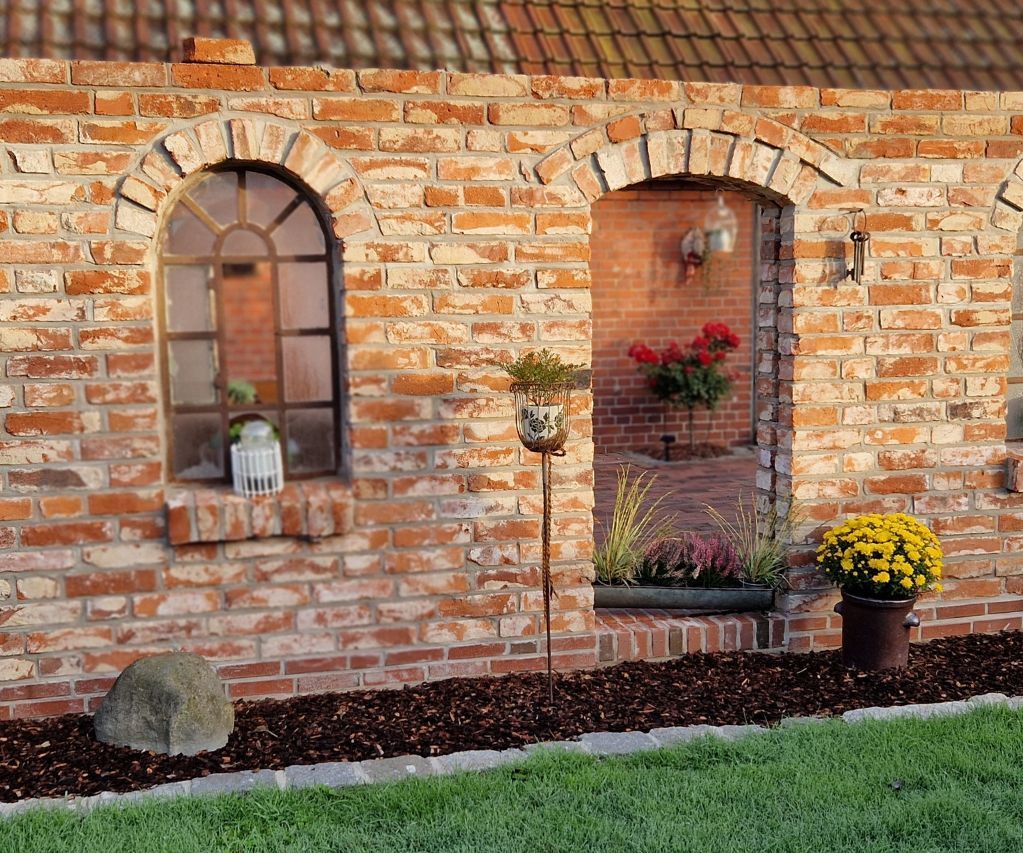 Sichtschutz an der Terrasse gemauert mit alten Ziegelsteinen aus dem Rückbau