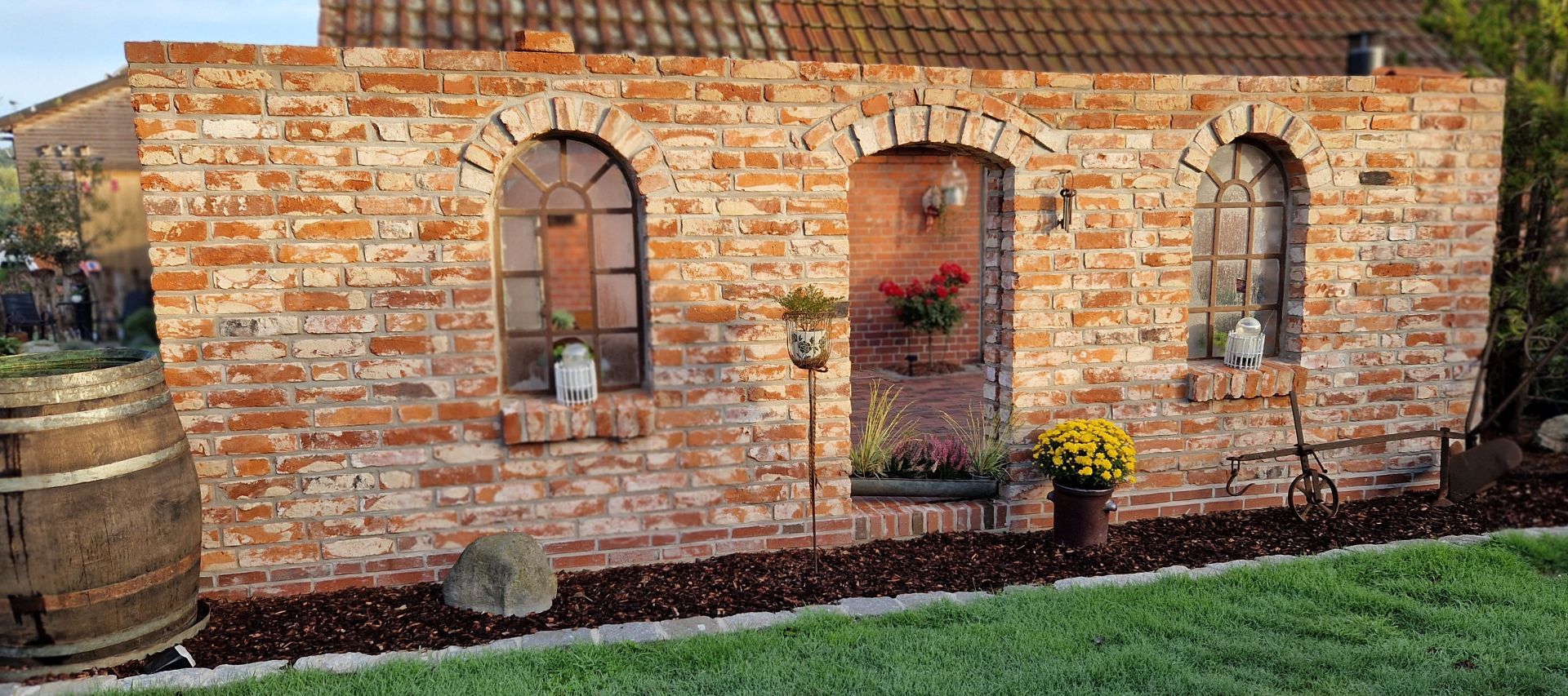 Sichtschutz an der Terrasse gemauert mit alten Ziegelsteinen aus dem Rückbau