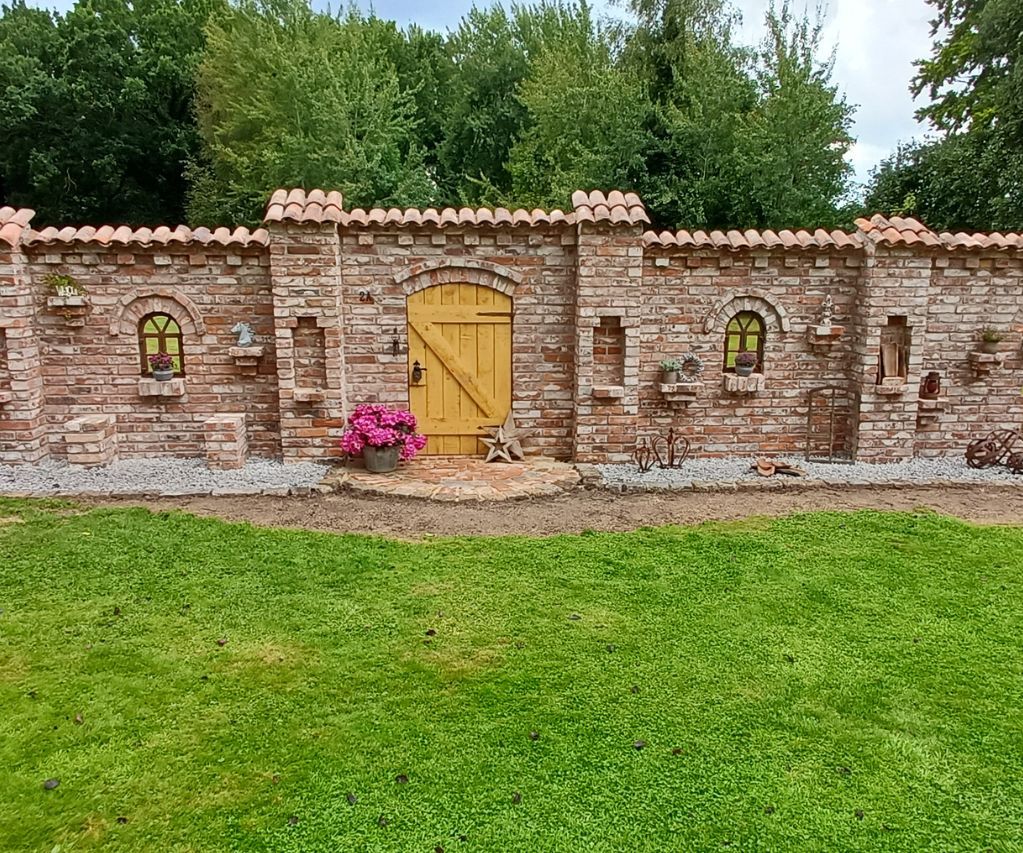 Gartenmauer mit alten Ziegelsteinen aus dem Rückbau gemauert.