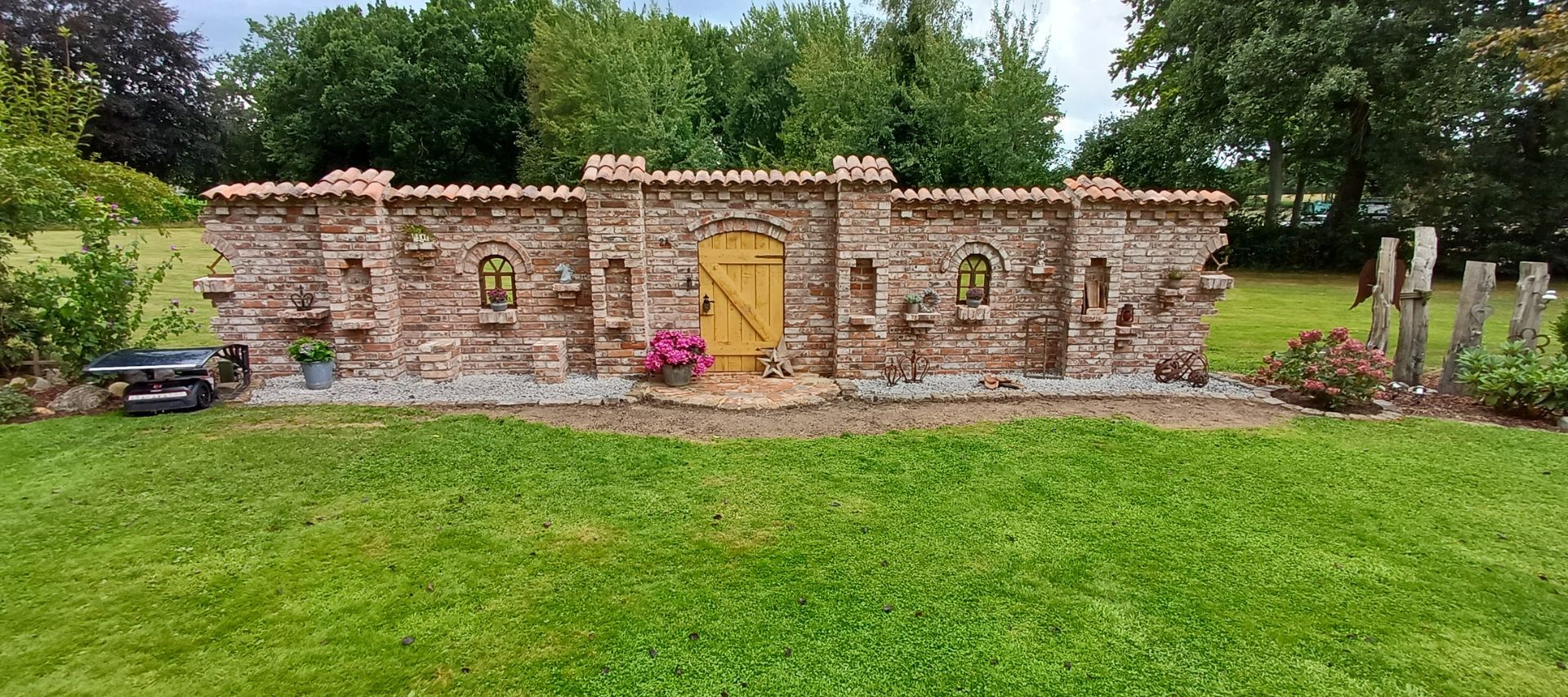 Gartenmauer mit alten Ziegelsteinen aus dem Rückbau gemauert.