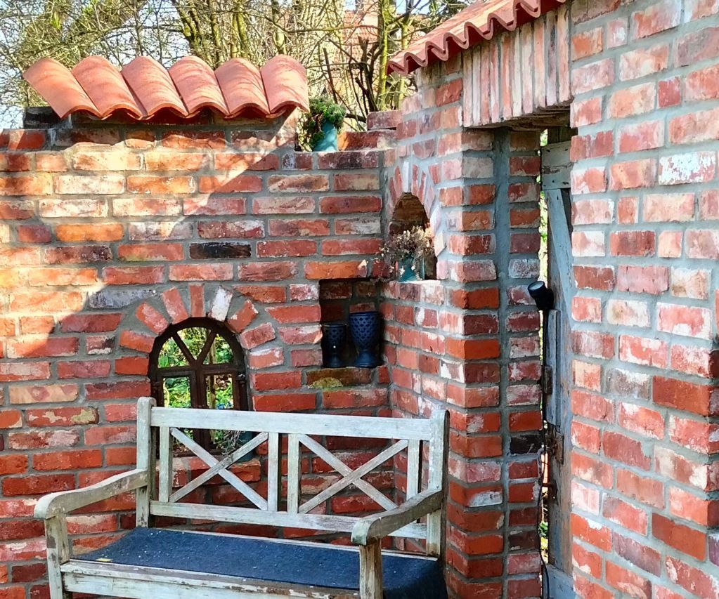 Ruinenmauer aus alten Ziegelsteinen aus dem Rueckbau gemauert
