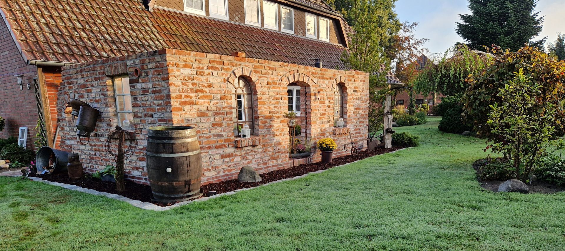 Sichtschutzmauer an der Terrasse gemauert mit alten Ziegelsteinen aus dem Rückbau