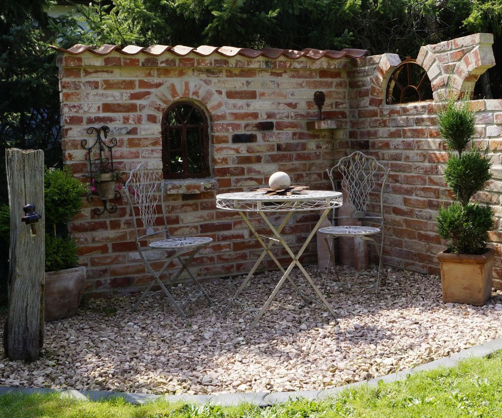 Ruinenmauer Selbstbausatz mit alten Ziegelsteinen Gussfenstern und Mönch- und Nonnenziegeln