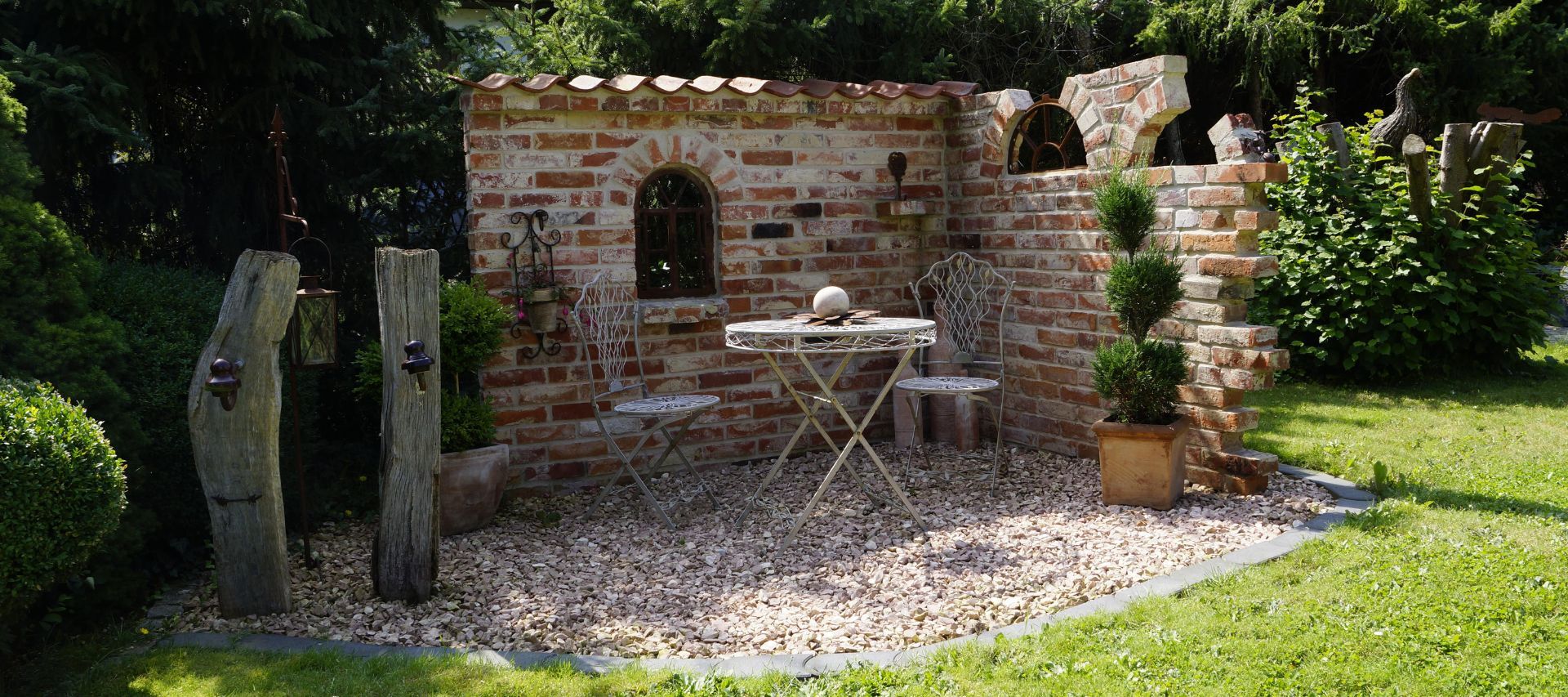 Ruinenmauer Selbstbausatz mit alten Ziegelsteinen Gussfenstern und Mönch- und Nonnenziegeln