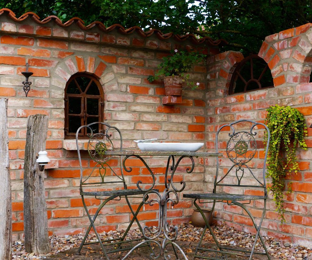 Ruinenmauer Selbstbausatz mit alten Ziegelsteinen Gussfenstern und Mönch- und Nonnenziegeln