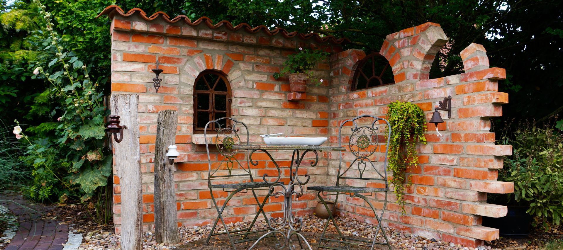 Ruinenmauer Selbstbausatz mit alten Ziegelsteinen Gussfenstern und Mönch- und Nonnenziegeln