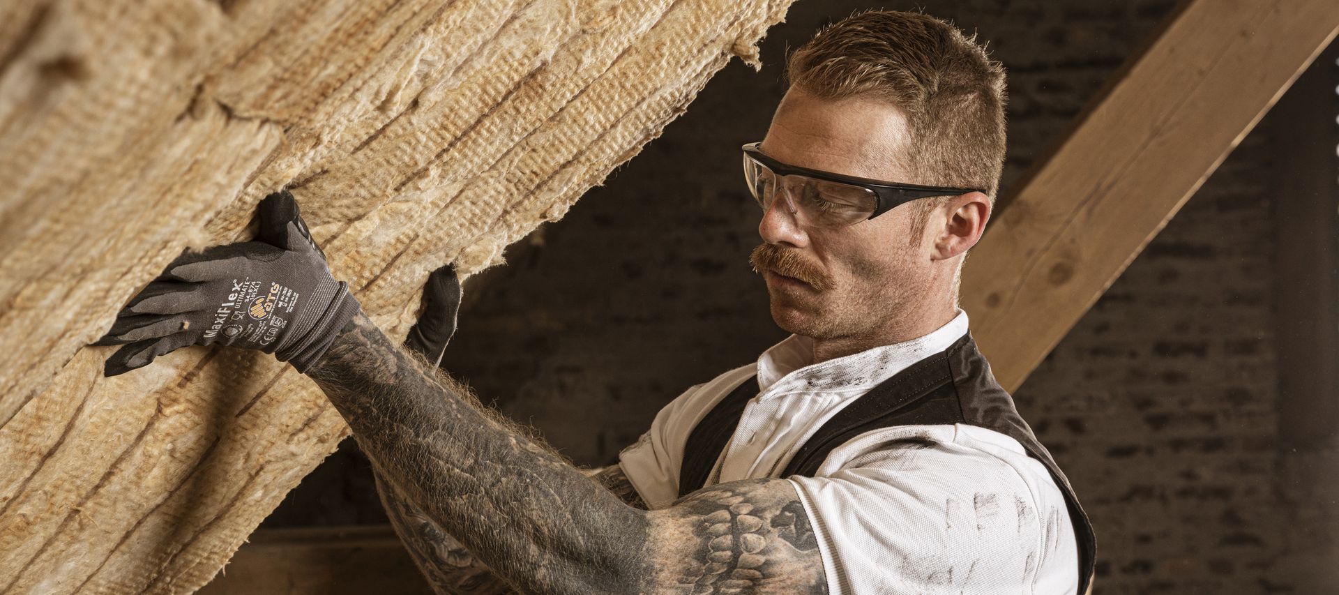 Verarbeitung von Dämmstoffen für energetische Hausisolierung